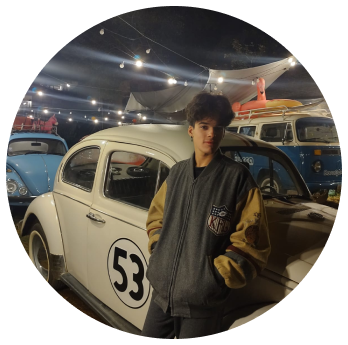 Foto de perfil Felipe Barros encostado no famoso fusca herbie